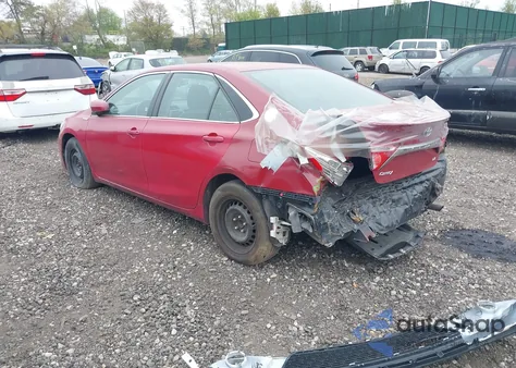 2015 Toyota Camry Hybrid Le z USA, uszkodzony, nr VIN 4T1BD1FK3FU165145